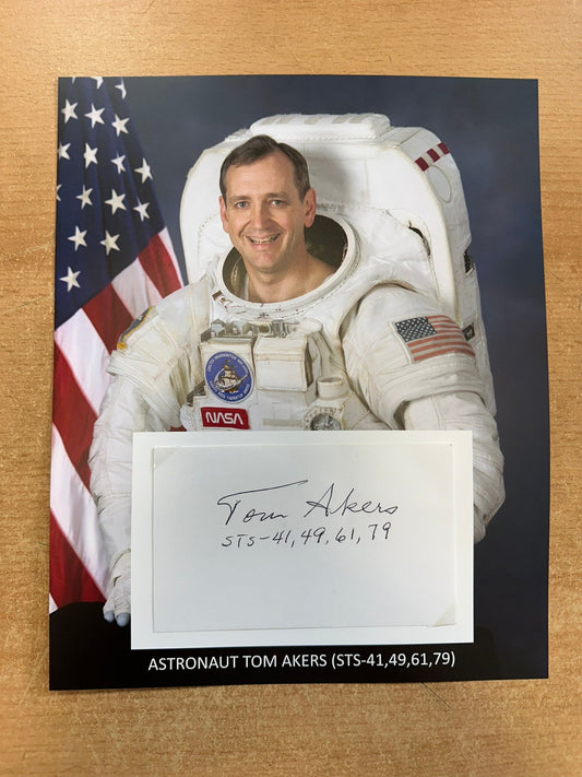 Astronaut Tom Akers hand-signed 5x3'' index card on 8x10'' presentation