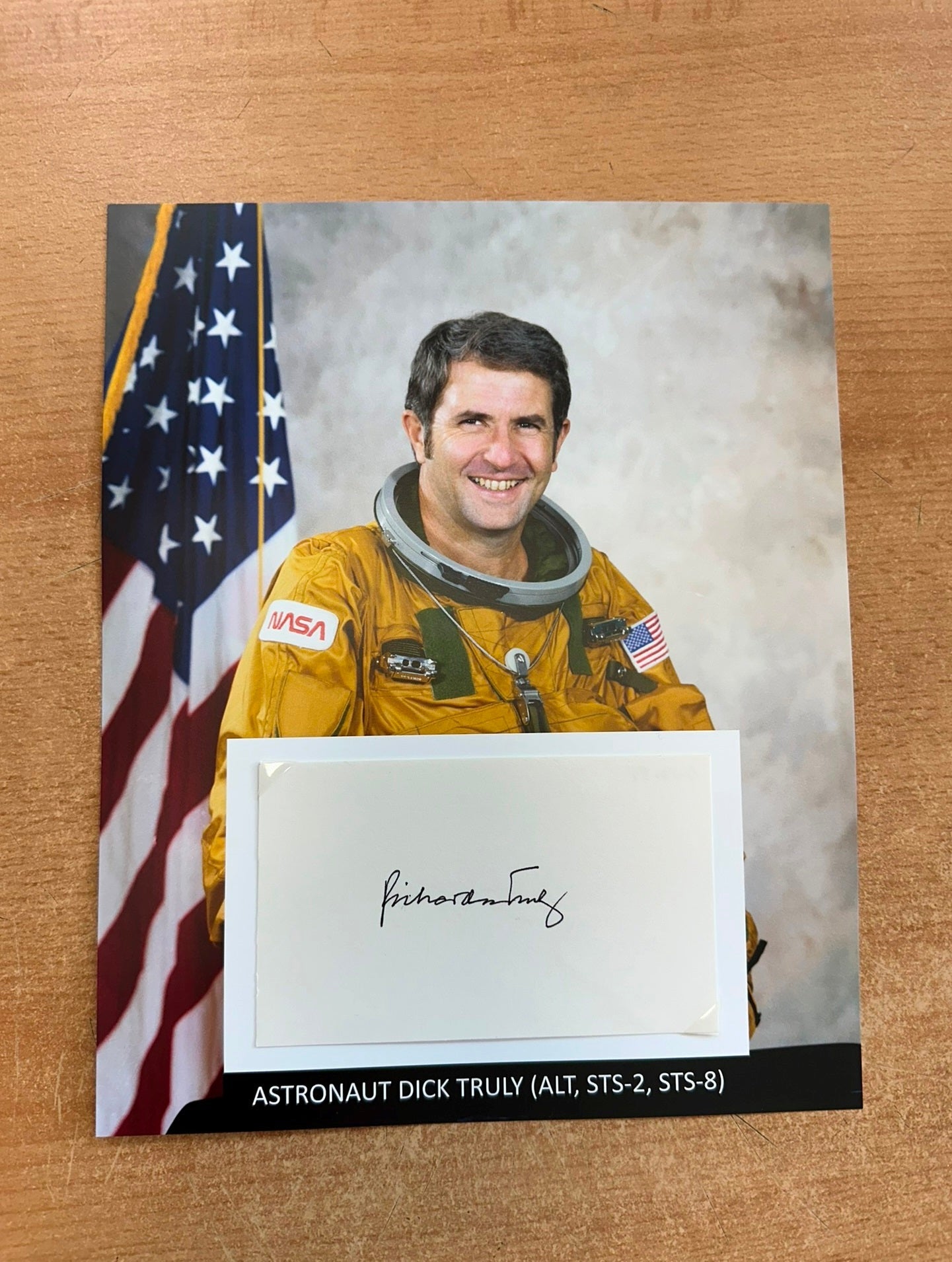 Astronaut Dick Truly hand-signed 5x3'' index card on 8x10'' presentation